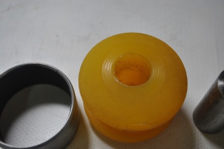 NS0691  Сайлентблок переднього важеля передній (поліурет.)