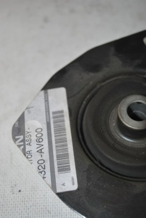54320AV600 Nissan Подушка  передней  стойки