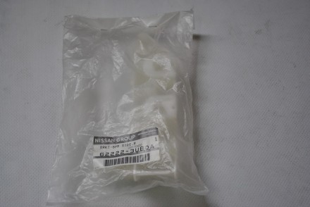 622223UB0A Nissan Кронштейн бампера переднього правий 622223UB0A Nissan