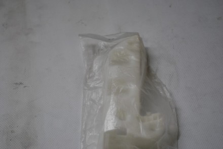 622223UB0A Nissan Кронштейн бампера переднього правий 622223UB0A Nissan