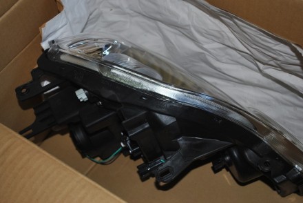 26060JG45A Nissan Фара в сборі ліва