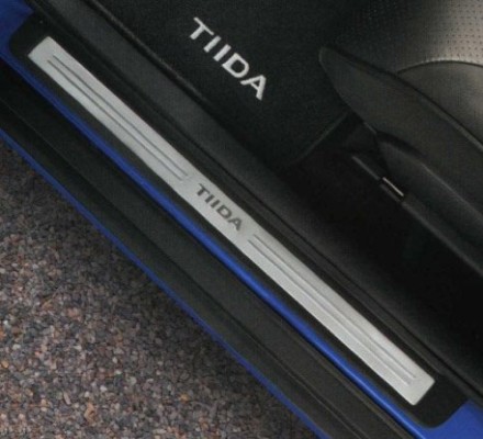 769B0EM00A Nissan Накладка на порог (C11) 769B2EM00A Nissan