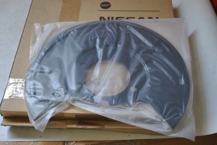 D1151EJ70A Nissan Защитные щитки торм. дисков