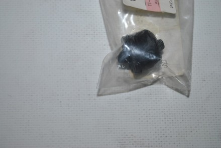 8484095F0A Nissan Подушка  крышки багажника 8484095F0A Nissan