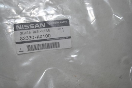 82330AX100 Nissan Направляюча скла