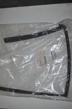 82330AX100 Nissan Направляюча скла