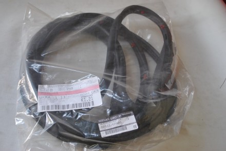 808316PA0B Nissan Ущільнювач дверей передній лівий