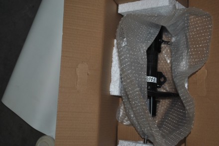 E43024FA0A Nissan Амортизатор передній правий