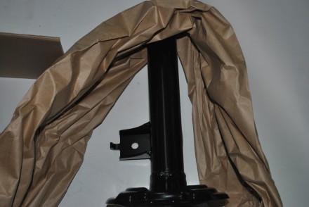 E43026UA3A Nissan Амортизатор передній правий