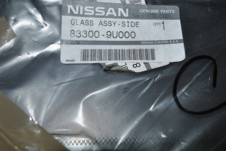 833009U000 Nissan Стекло боковое RH
