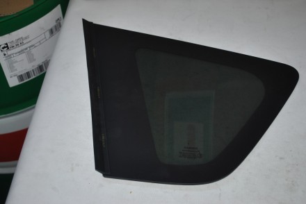 833009U000 Nissan Стекло боковое RH