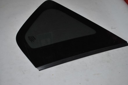 833009U000 Nissan Стекло боковое RH