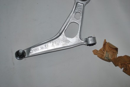 545006UA0A Nissan Важіль передній правий