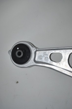 545006UA0A Nissan Важіль передній правий