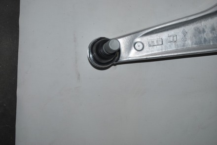 545006UA0A Nissan Важіль передній правий