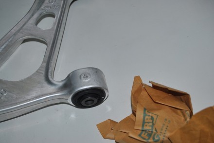 545006UA0A Nissan Важіль передній правий