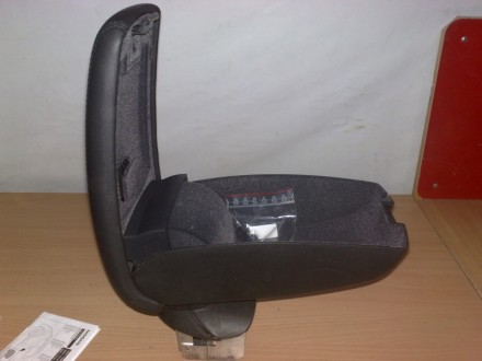 KE8771K200 Nissan Підлокітник передній F15 (алькантара) KE8771K200 Nissan