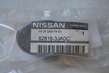 828163JA0C Nissan Наклейка дверной стойки