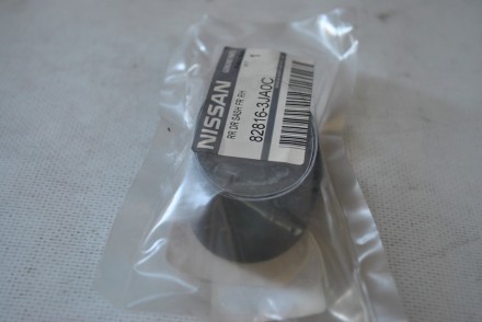 828163JA0C Nissan Наклейка дверной стойки