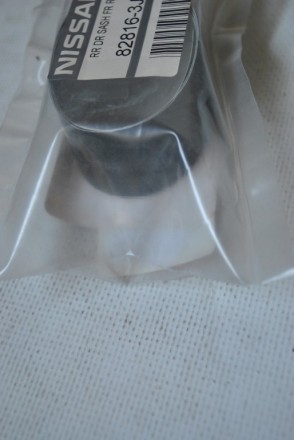 828163JA0C Nissan Наклейка дверной стойки