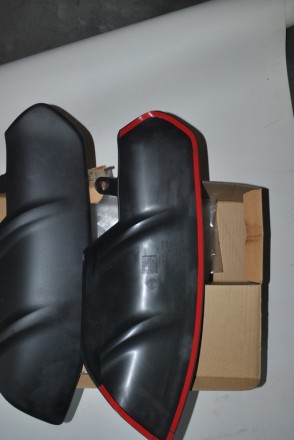 KE610JD010 Nissan Накладки пер. бампера нижні