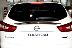 Декоративна хромована накладка під скло 5-ї двері KE7914E55C Nissan