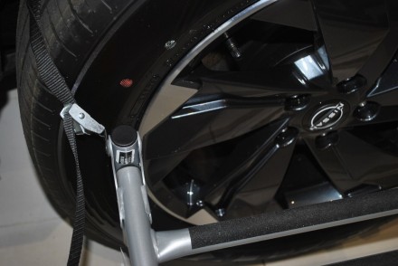 KE93000130 Nissan Підніжка на колесо