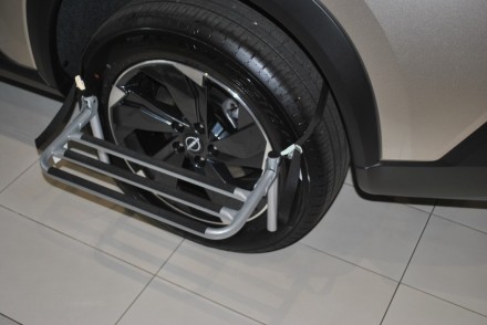 KE93000130 Nissan Підніжка на колесо