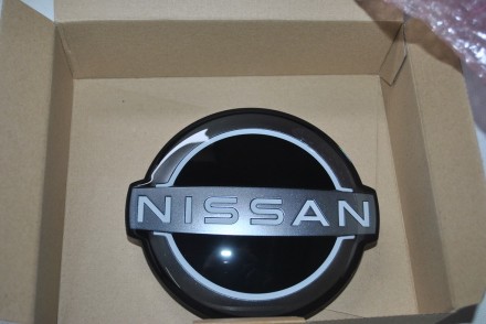 628906US0A Nissan Емблема передня