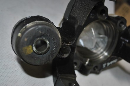 4230533020 Toyota Motor Corporation Цапфа задня ліва