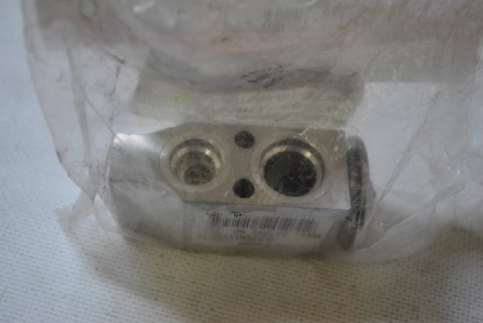 922001HM0A Nissan Клапан системи кондиціонування