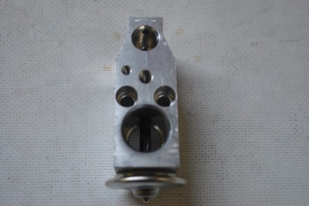 922001HM0A Nissan Клапан системи кондиціонування