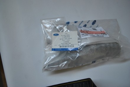 1475713 Ford Ущільнювач скла передніх дверей лів.