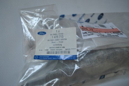 1475713 Ford Ущільнювач скла передніх дверей лів.