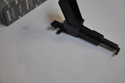 286114EM0A Nissan Форсунка омивача фари права