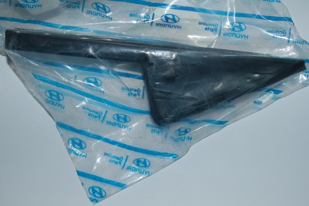 838301R000 Hyundai/Kia Накладка дверей задніх лівих / трикутник/ 83830-1R000 Hyundai/Kia