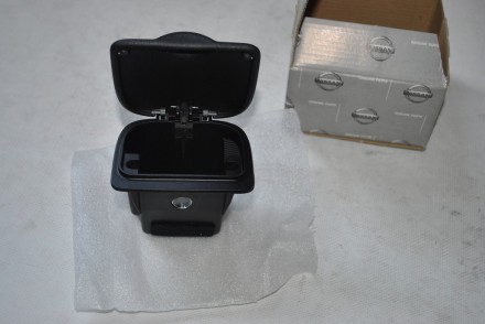 68800EB300 Nissan Пепельница  D40/R51